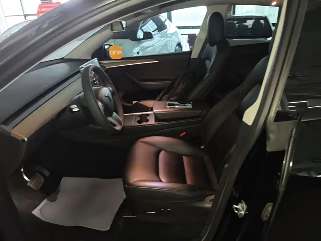 Tesla Model Y — миниатюра 15