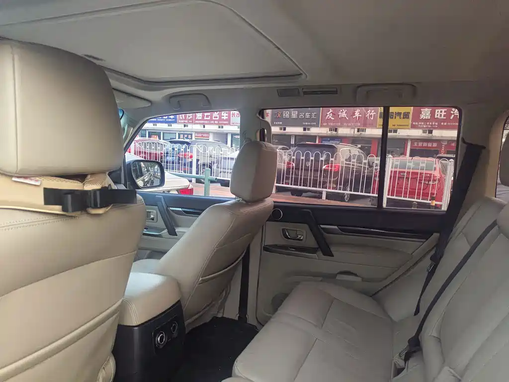 Mitsubishi Pajero (Import) — миниатюра 16