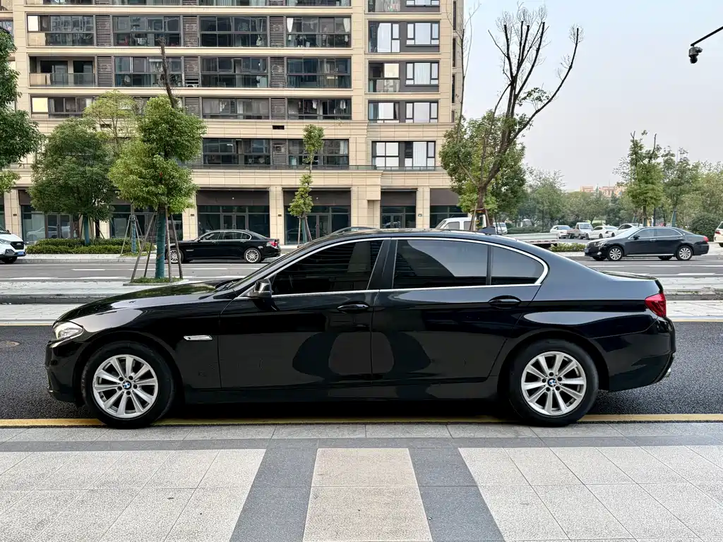 BMW 5 Series — миниатюра 7