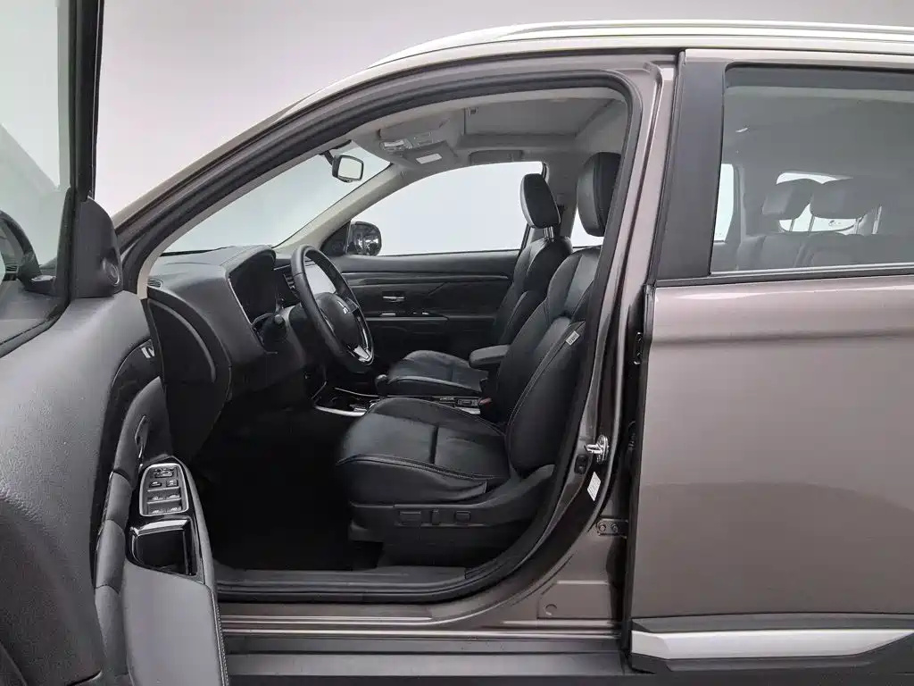 Mitsubishi Outlander — миниатюра 10