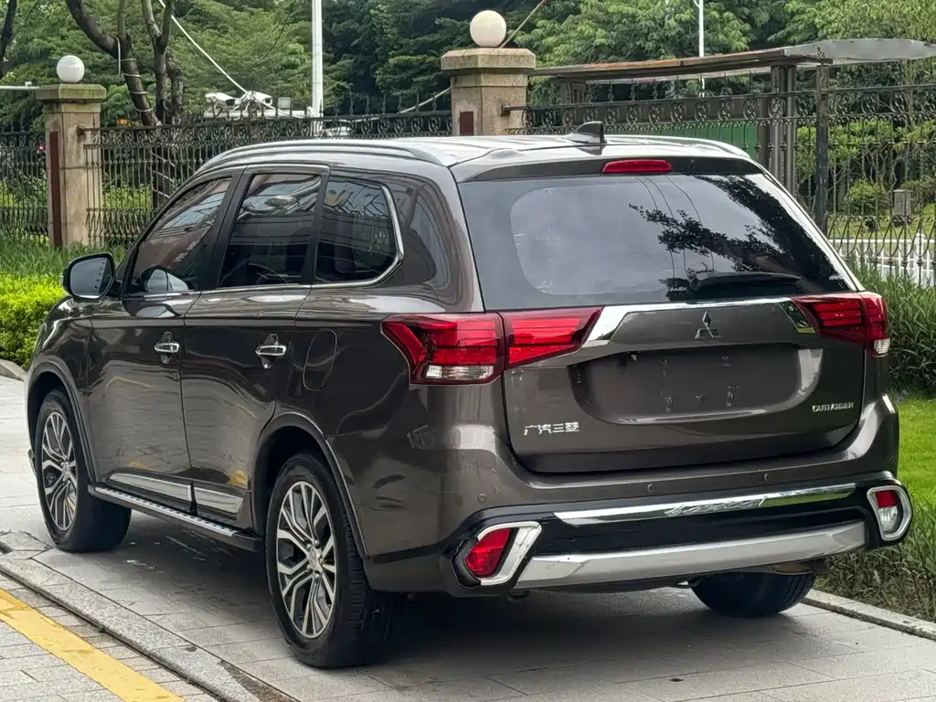 Mitsubishi Outlander — миниатюра 6