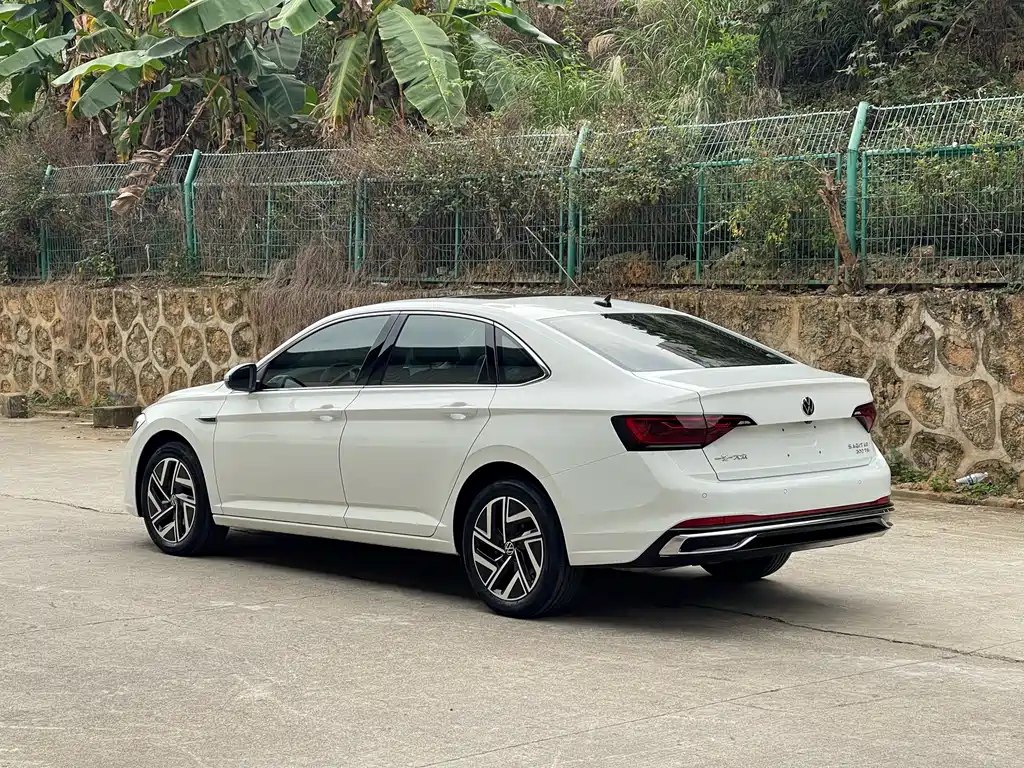 Volkswagen Sagitar 2023 300TSI DSG