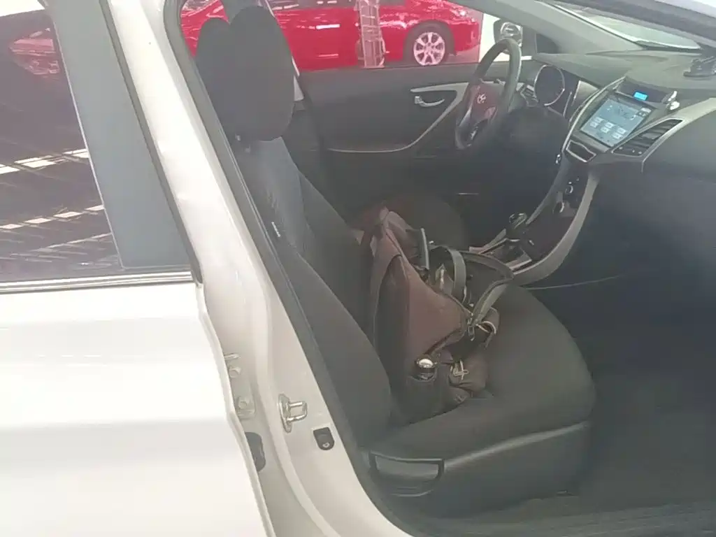 Hyundai Elantra Langdong — миниатюра 25