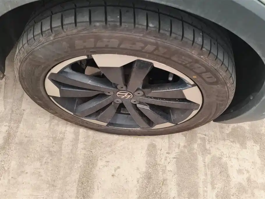 Volkswagen Tacqua 2020 1.5L AT