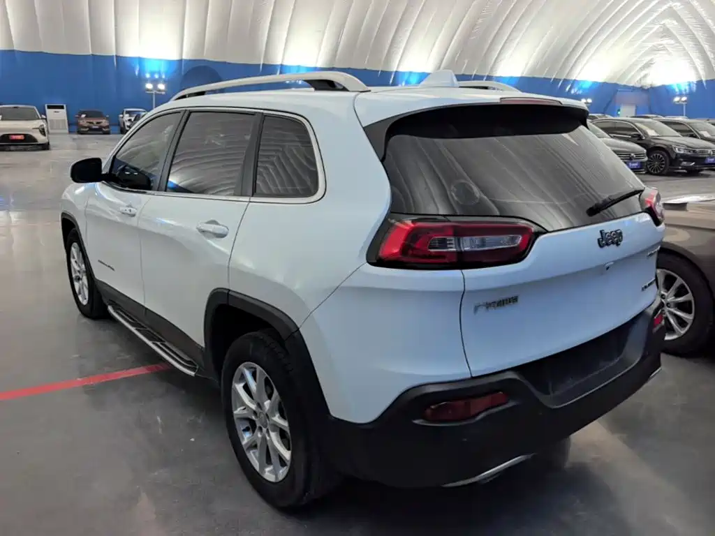 Jeep Cherokee — миниатюра 5