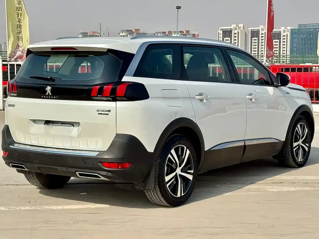 PEUGEOT 5008