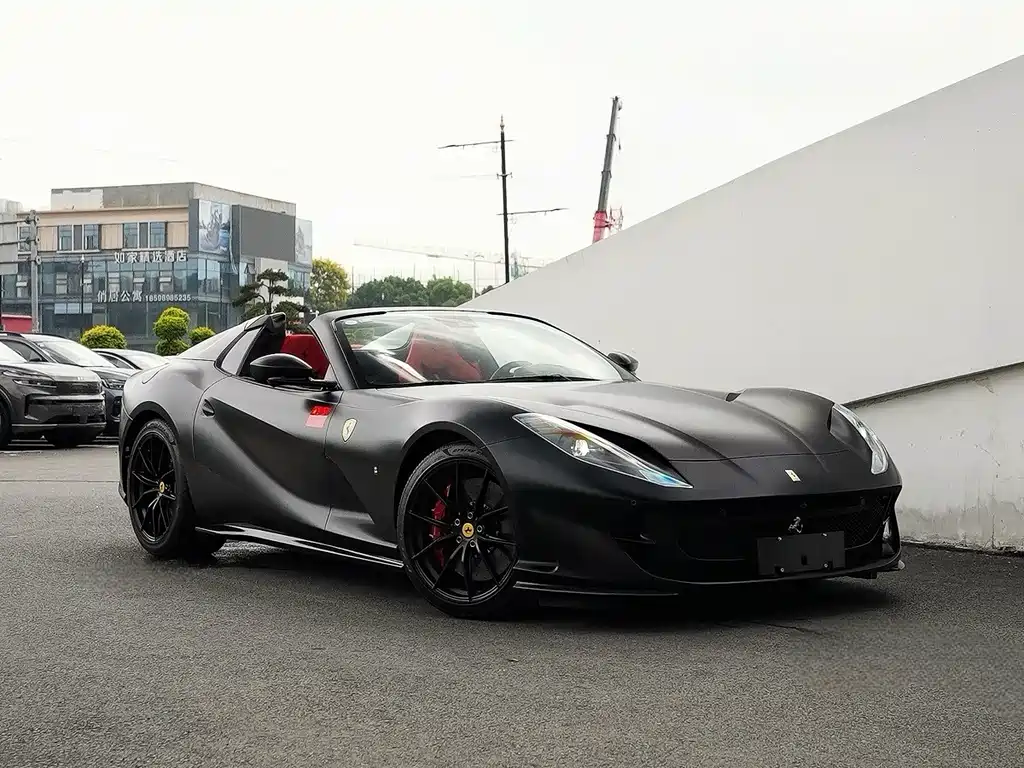FERRARI  812