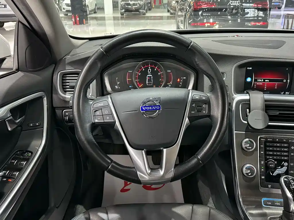 Volvo S60 PHEV — миниатюра 6