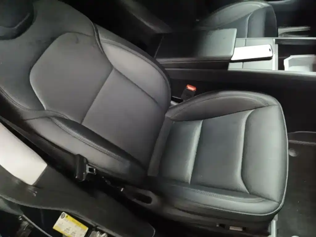 Tesla Model Y — миниатюра 25