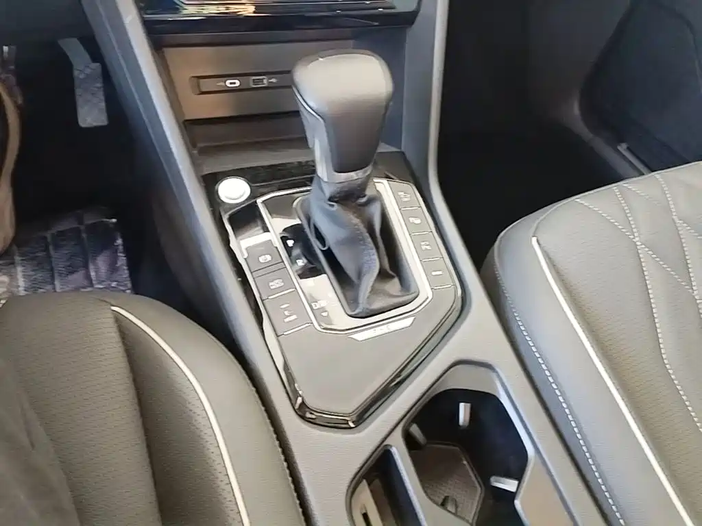 Volkswagen Tiguan L PHEV — миниатюра 14