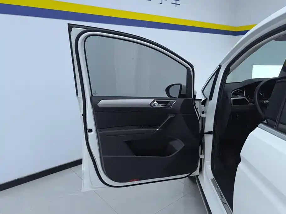 Volkswagen Touran — миниатюра 7