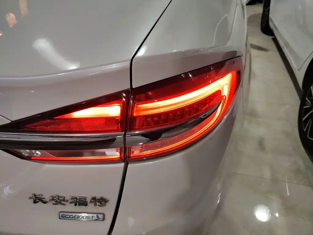 Ford Mondeo — миниатюра 8