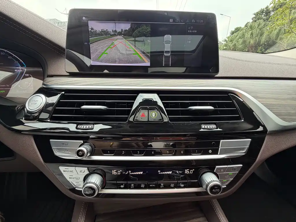BMW 5 Series New Energy — миниатюра 18