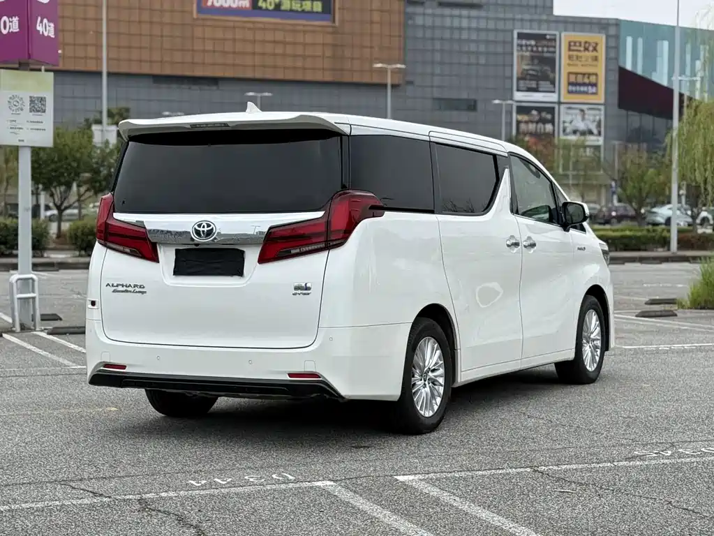 Toyota Alphard — миниатюра 6
