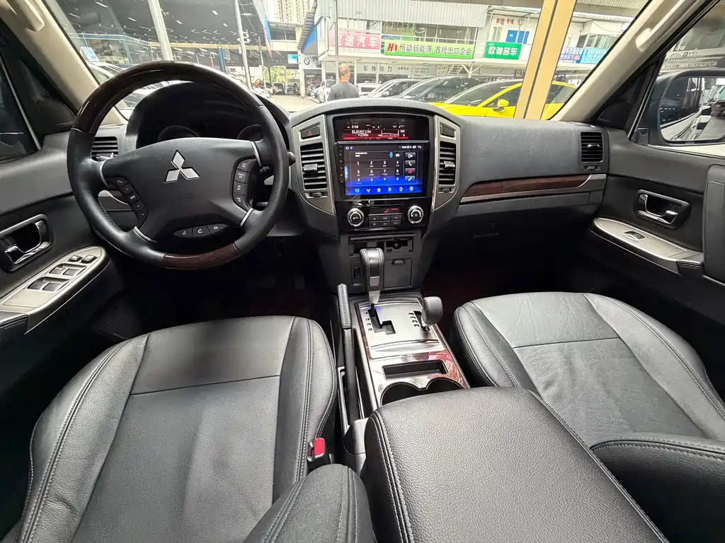 Mitsubishi Pajero (Import) — миниатюра 27