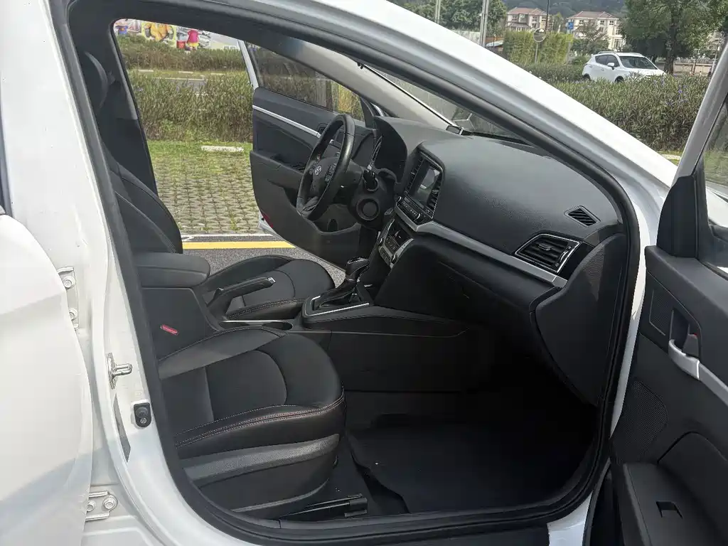Hyundai Elantra — миниатюра 12