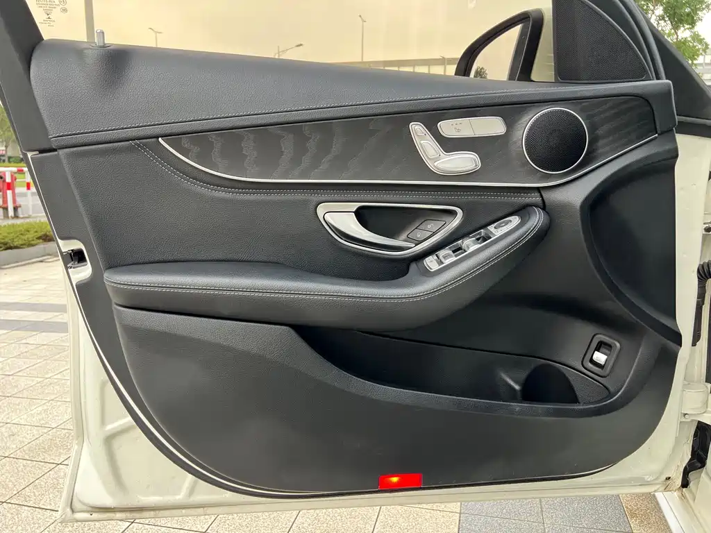 Mercedes-Benz C-Class — миниатюра 13