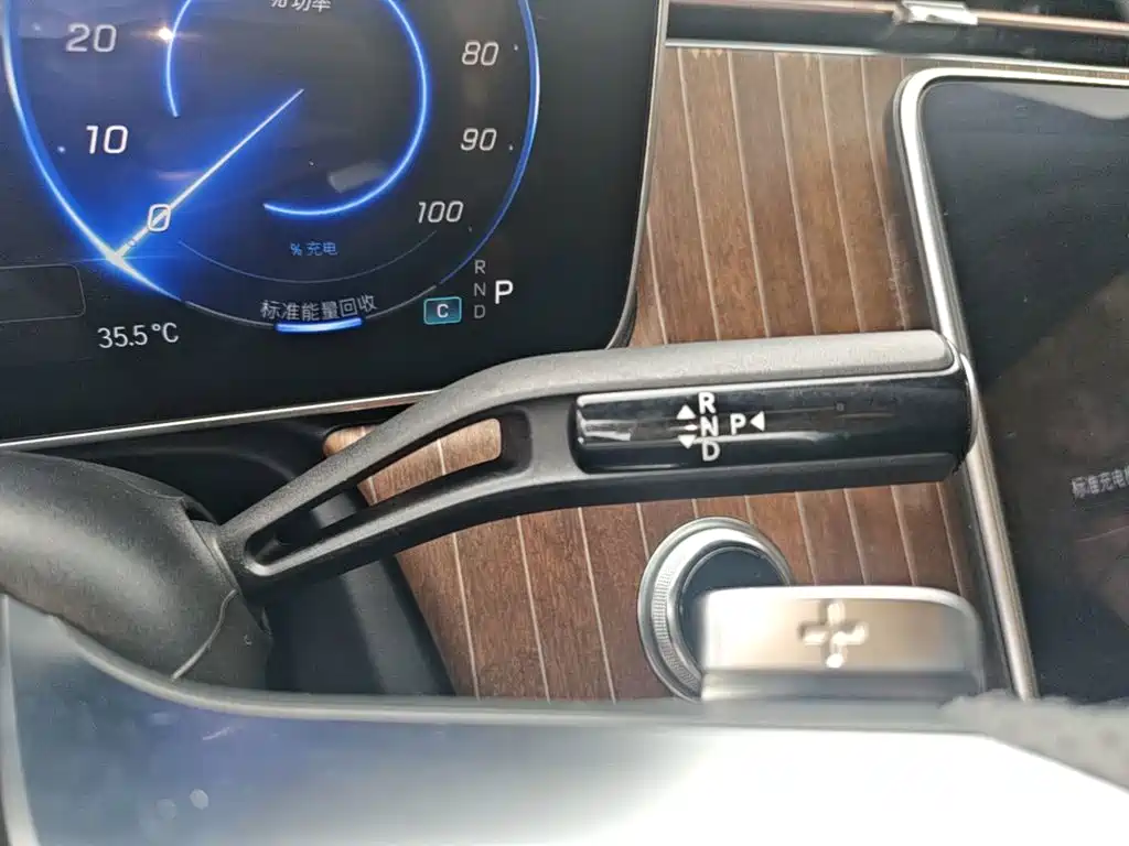 Mercedes-Benz EQE SUV — миниатюра 14