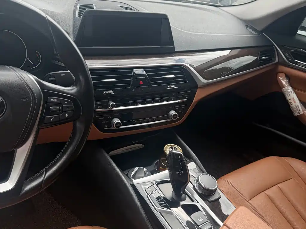 BMW 5 Series — миниатюра 9