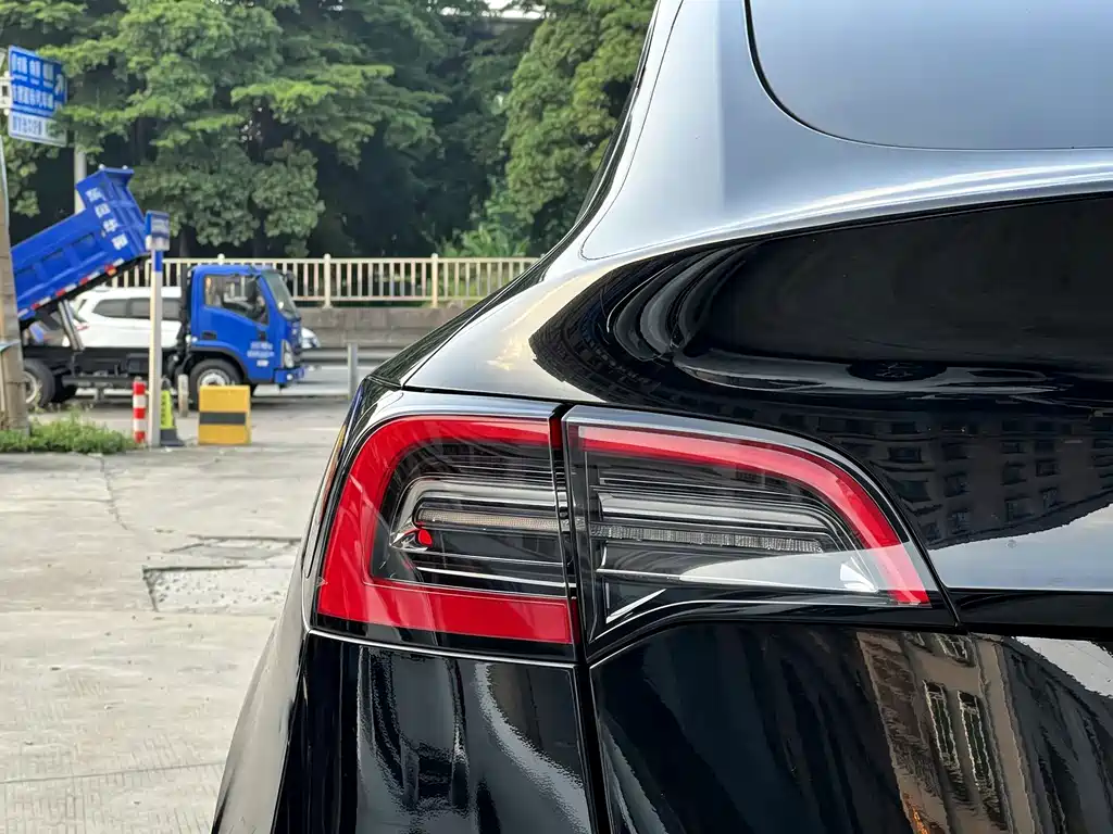 Tesla Model Y — миниатюра 7