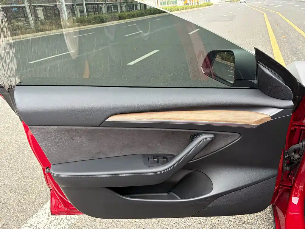 Tesla Model 3 — миниатюра 4