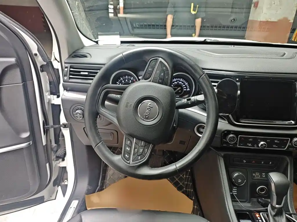 Jeep Grand Commander — миниатюра 3