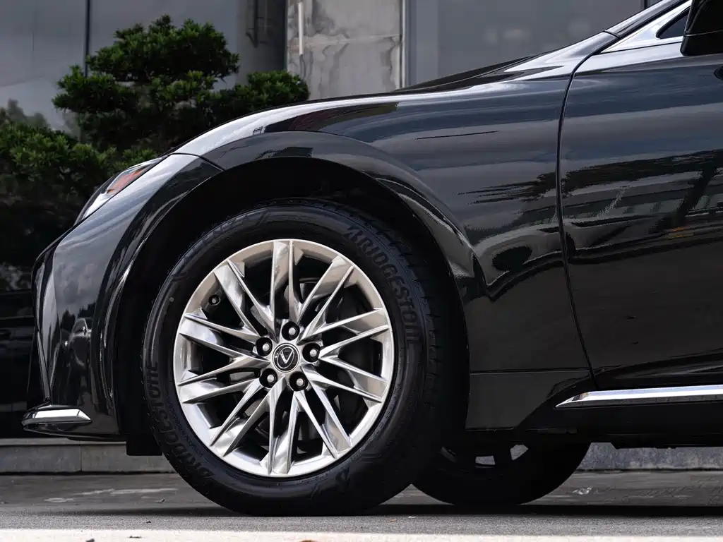Lexus LS — миниатюра 8