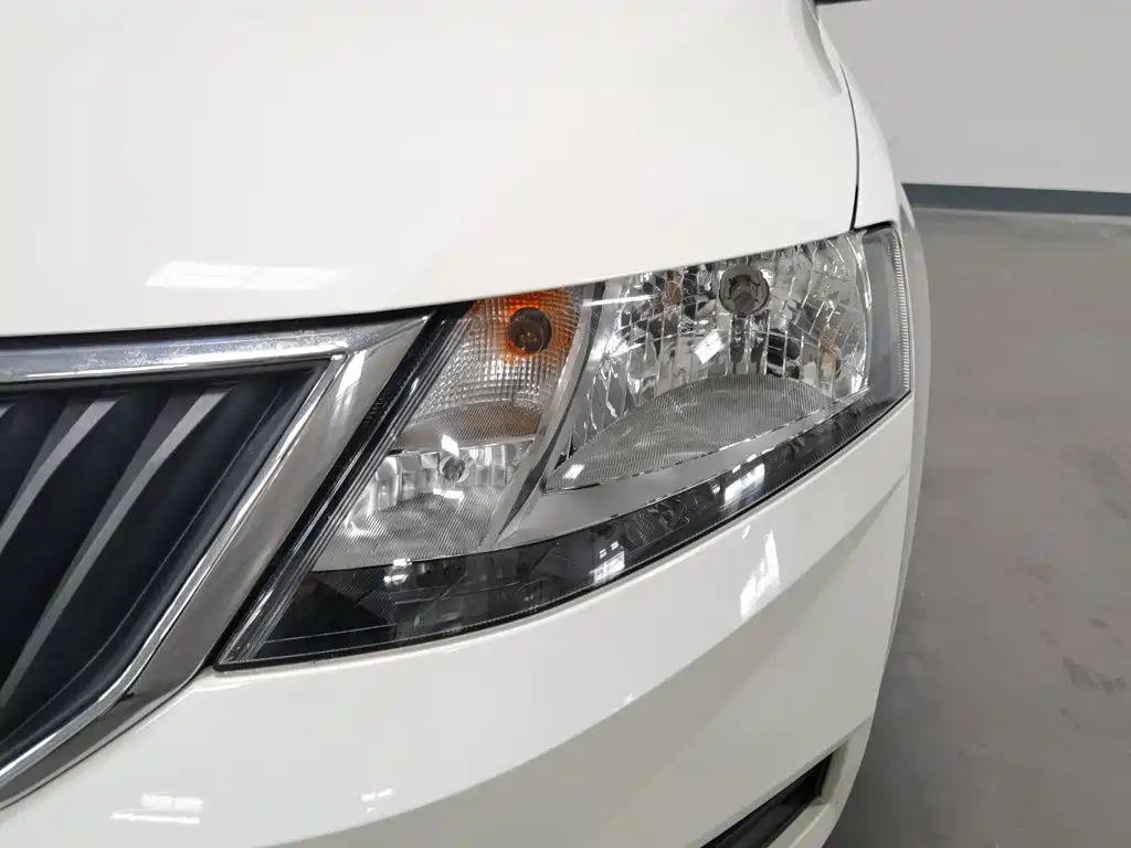 Skoda Rapid Spaceback — миниатюра 7