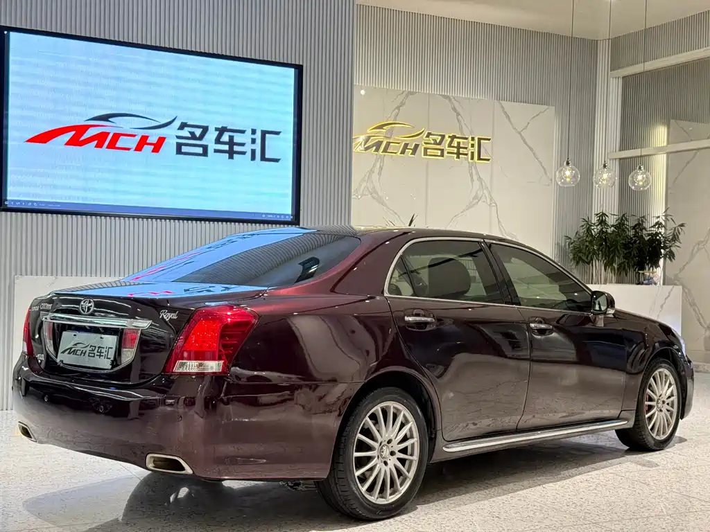 Toyota Crown — миниатюра 3