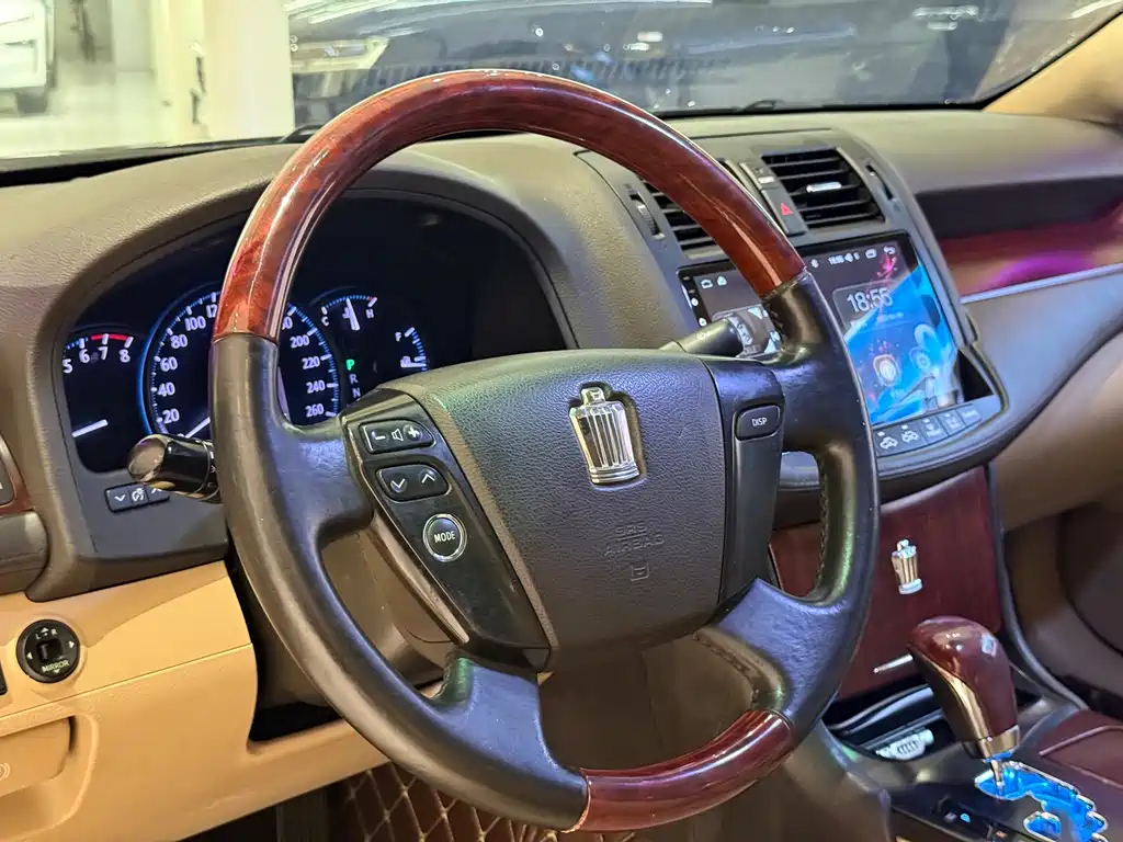 Toyota Crown — миниатюра 5