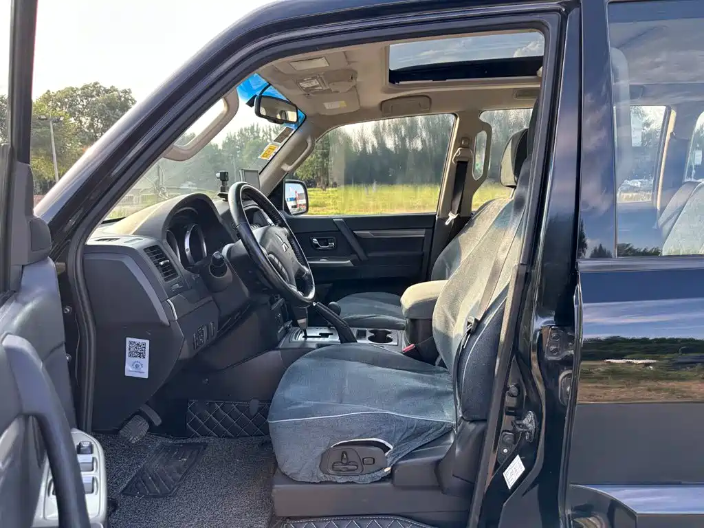 Mitsubishi Pajero (Import) — миниатюра 8