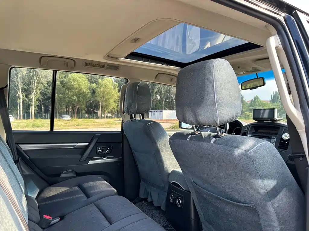Mitsubishi Pajero (Import) — миниатюра 10