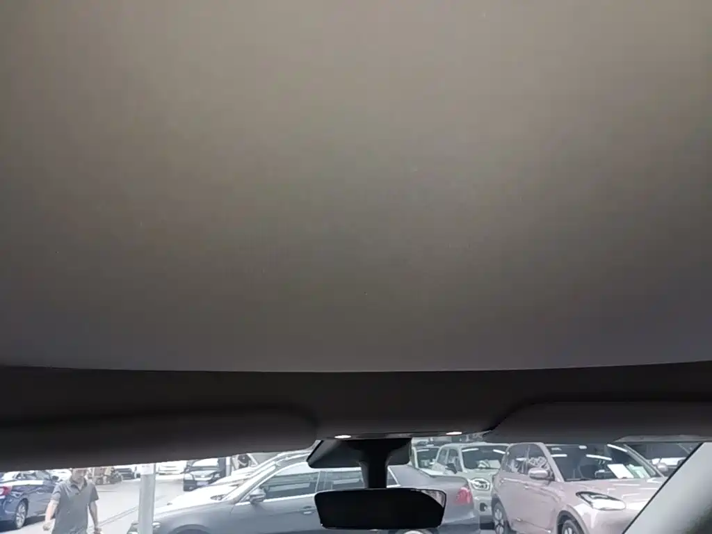 Tesla Model Y — миниатюра 18