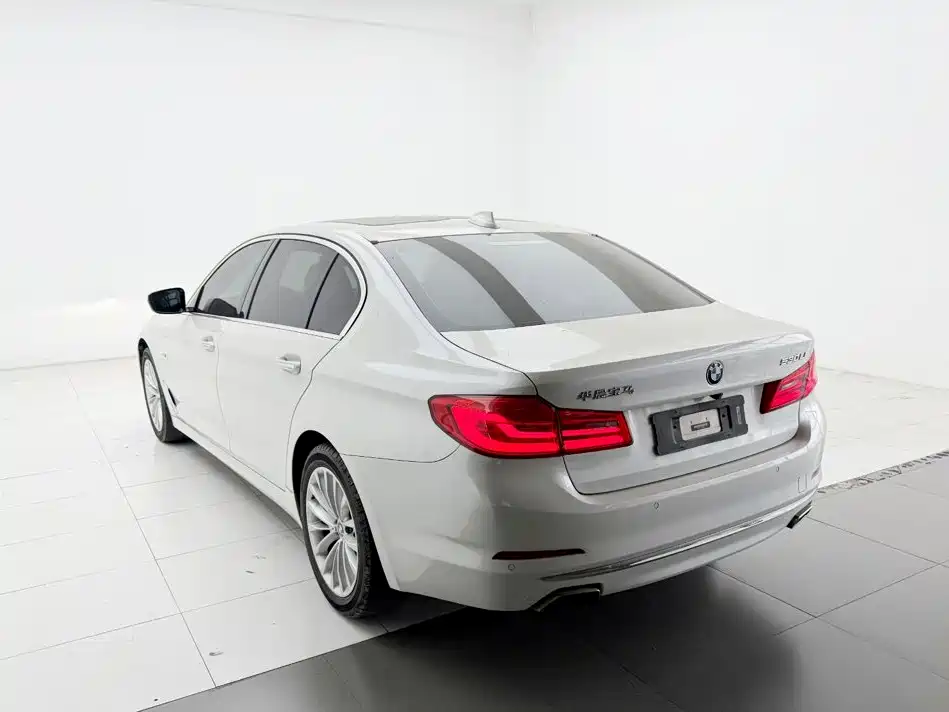 BMW 5 Series — миниатюра 7