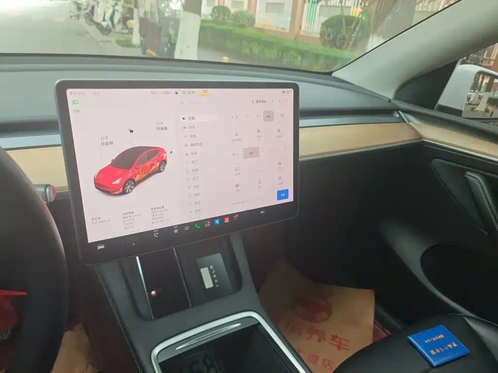 Tesla Model Y — миниатюра 14