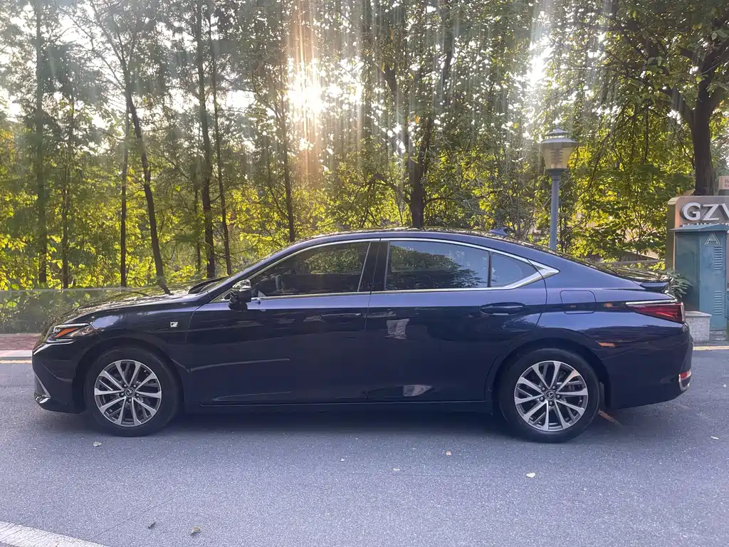 Lexus ES 2023 260