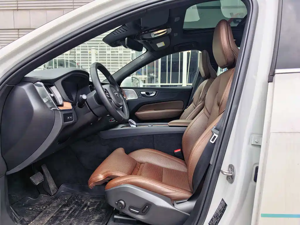 Volvo XC60 PHEV — миниатюра 11