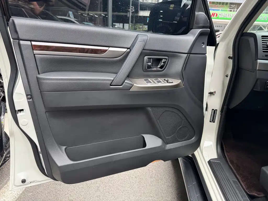 Mitsubishi Pajero (Import) — миниатюра 14