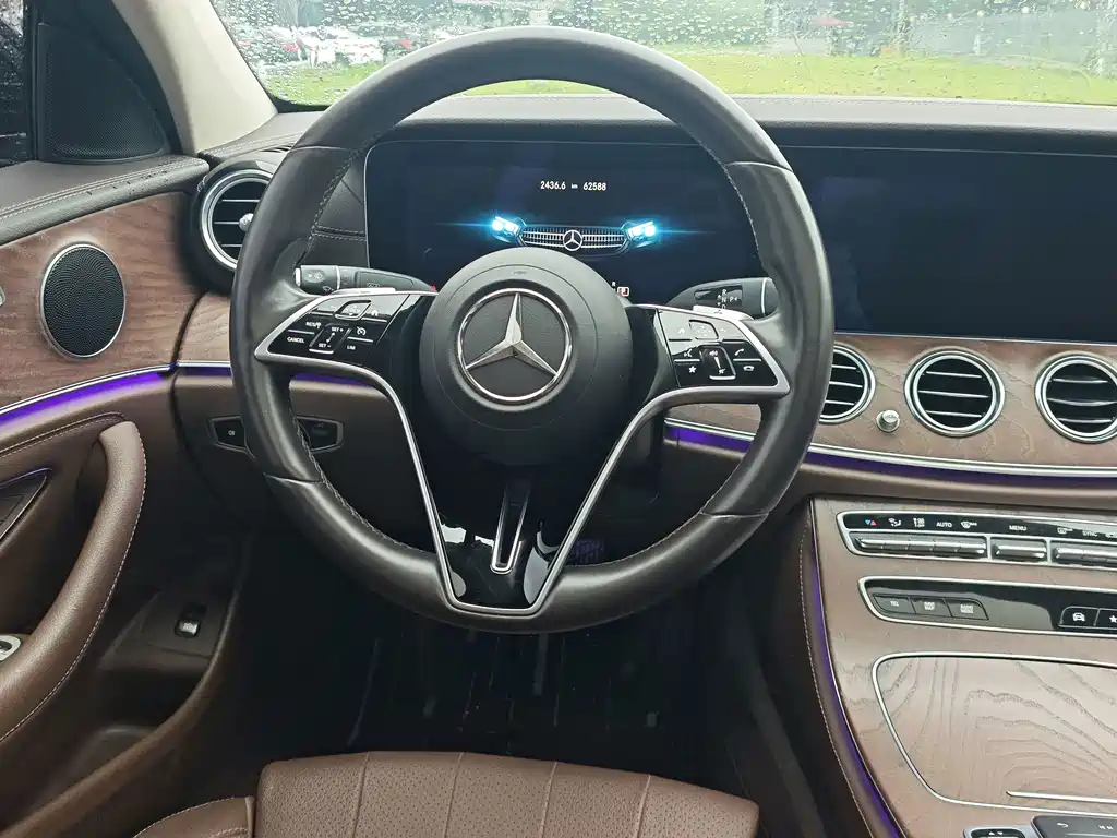 Mercedes-Benz E-Class — миниатюра 11