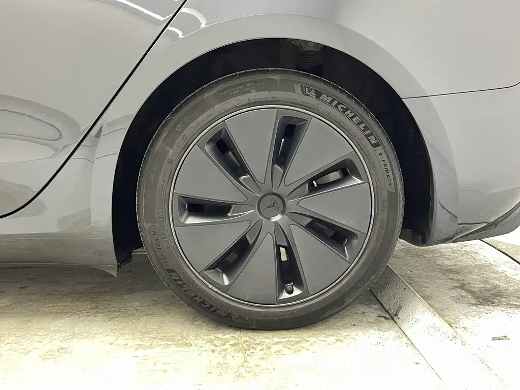 Tesla Model 3 — миниатюра 12