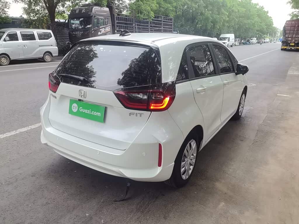 Honda Fit 1.5 л 2023 г. Белый, пробег 10500 км