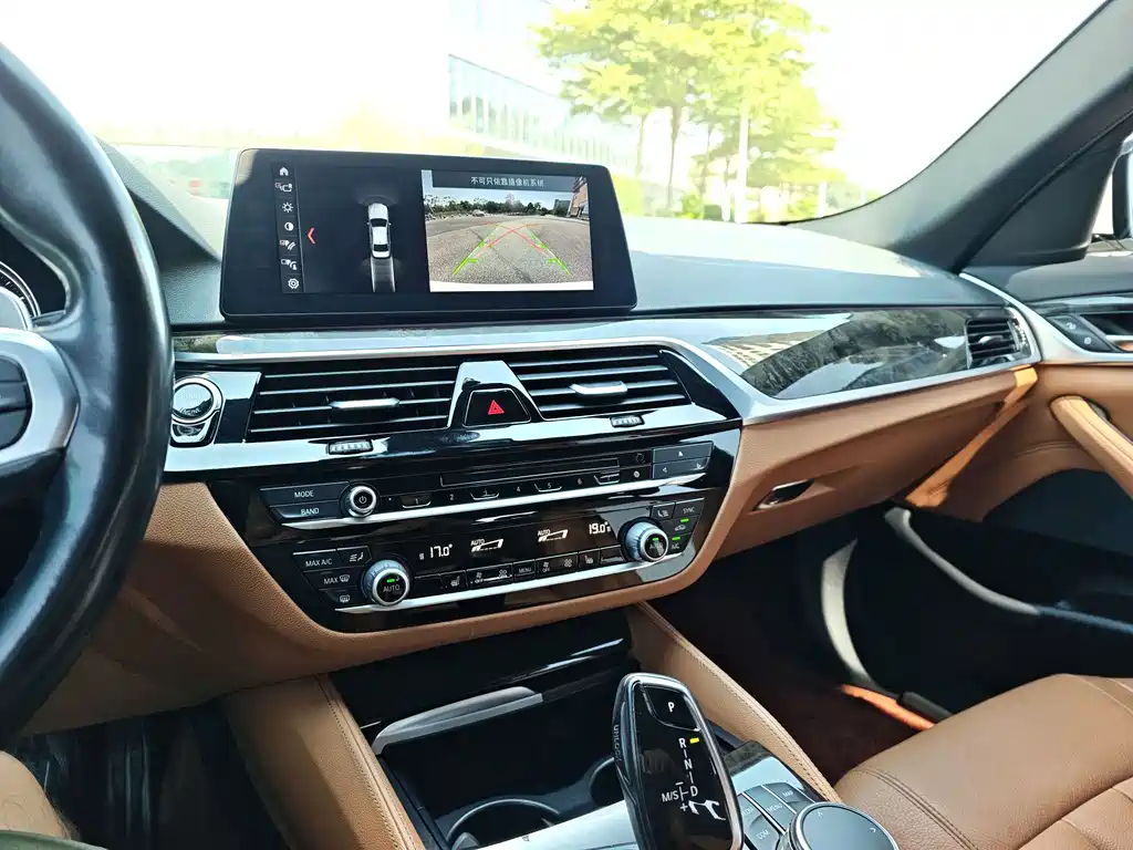 BMW 5 Series — миниатюра 11