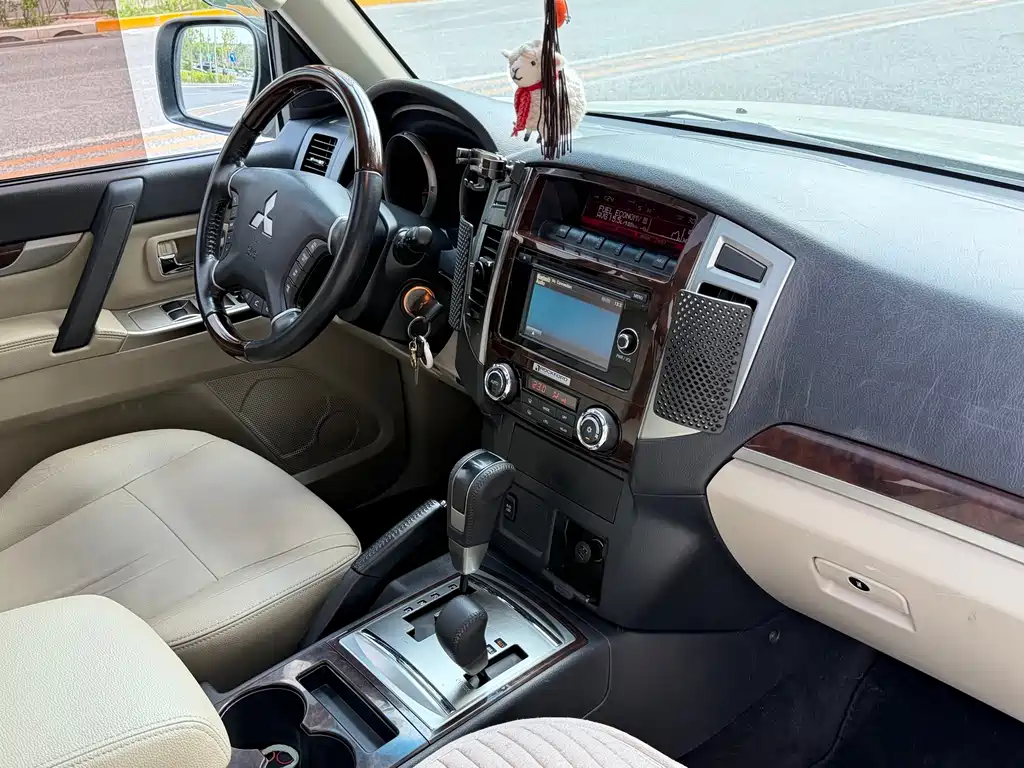 Mitsubishi Pajero (Import) — миниатюра 17