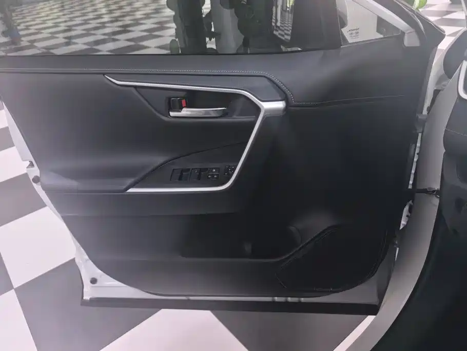 Toyota RAV4 — миниатюра 7