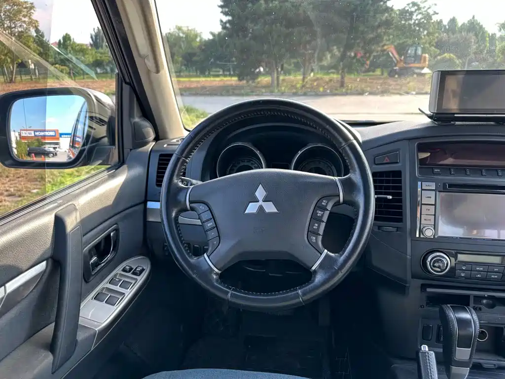 Mitsubishi Pajero (Import) — миниатюра 20