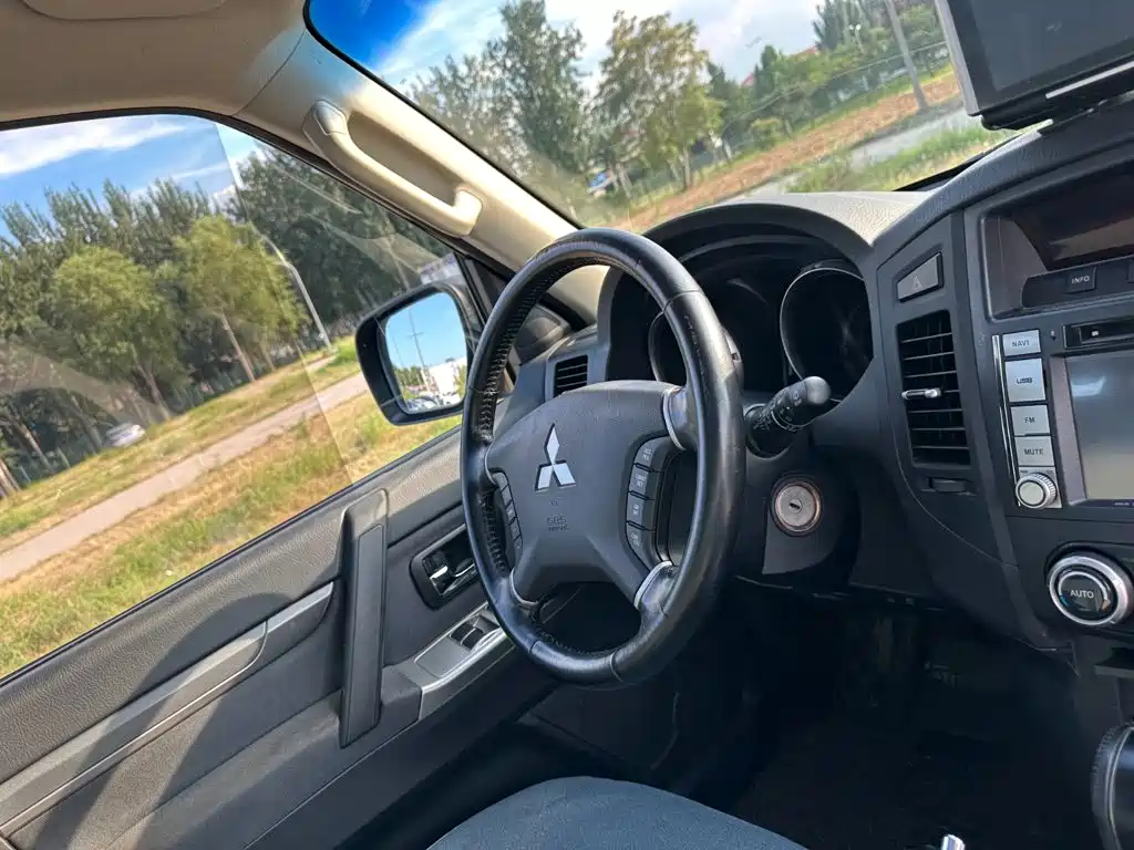 Mitsubishi Pajero (Import) — миниатюра 18