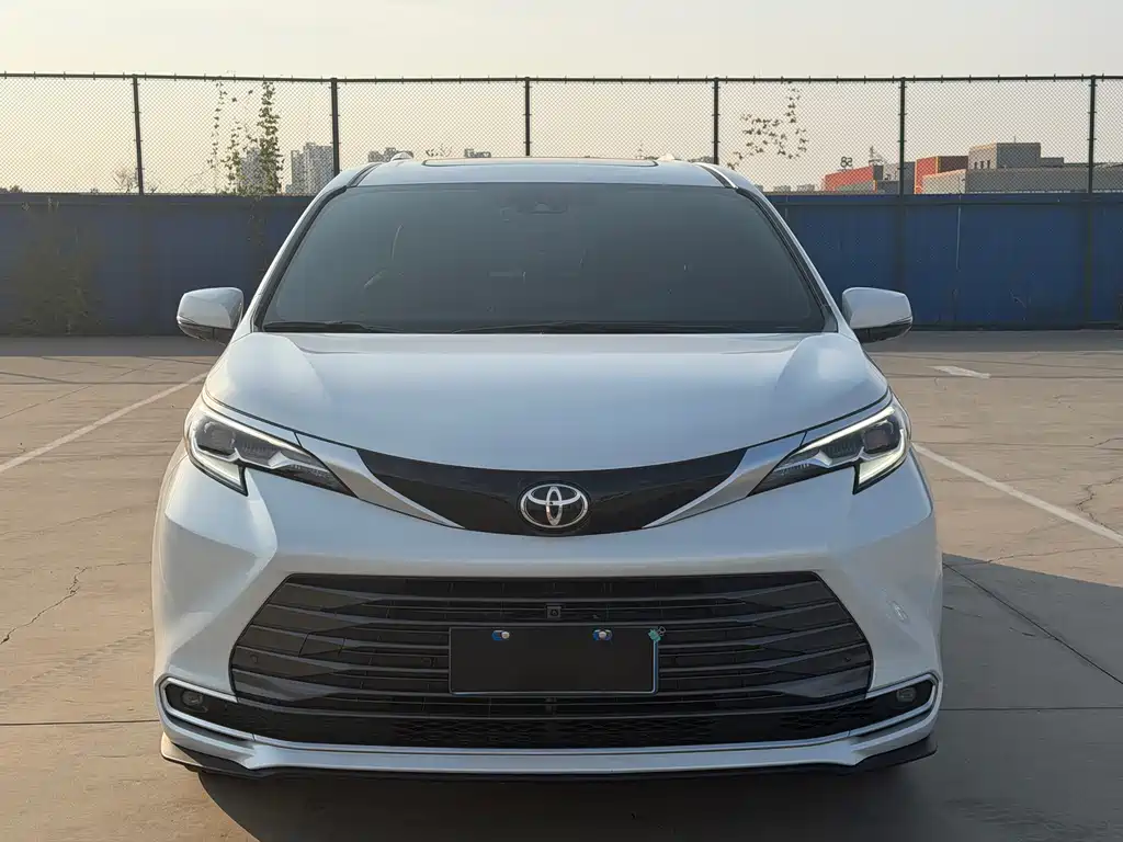 Toyota Sienna — миниатюра 2
