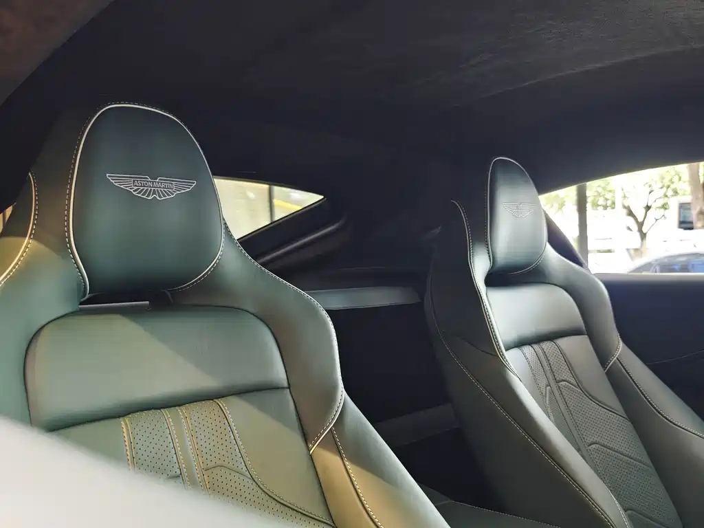 Aston Martin V8 Vantage — миниатюра 17