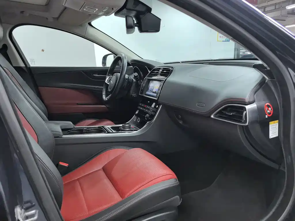 Jaguar XE — миниатюра 5