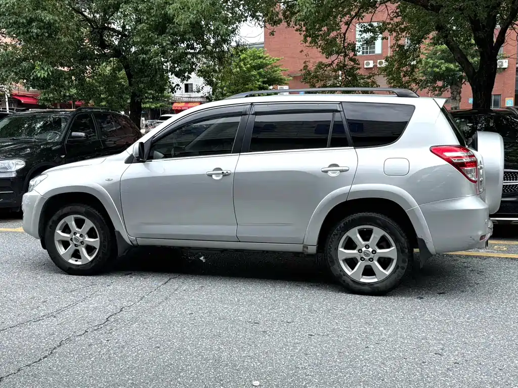 Toyota RAV4 — миниатюра 3